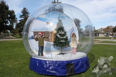 На открытом воздухе прозрачное красивое гигантское рекламируя утверждение КЭ глобуса снега Инфлатаблес