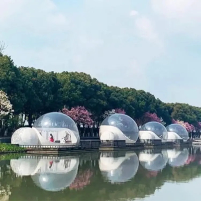 На открытом воздухе располагаясь лагерем шатер дома купола пузыря раздувного шатра пузыря небольшой водоустойчивый