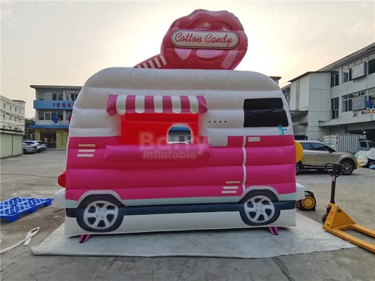 Прыжок крупного плана брезента расквартировывает хвастуна небольшого раздувного автомобиля будочки стойки мороженого скача для детей