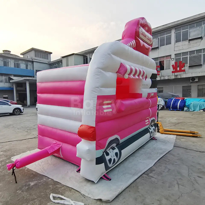 Прыжок крупного плана брезента расквартировывает хвастуна небольшого раздувного автомобиля будочки стойки мороженого скача для детей