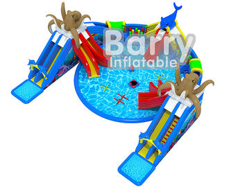 Гигантский парк атракционов воды осьминога, портативное аквапарк крупного плана с плавая игрушками