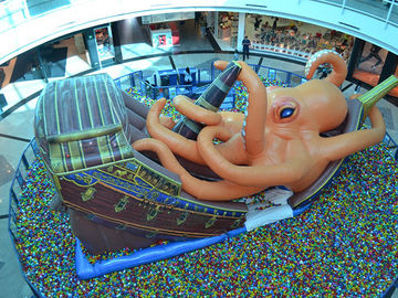 Аквапарк крытого осьминога пиратского корабля гигантского раздувное с шариками ямы для большого торгового центра