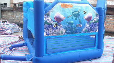 Моонвалк замка Нигрипес Амфиприон дома прыжка крупного плана рыб клоуна большого голубые