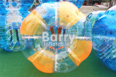 С определенными размерами человеком красочный футбольный мяч пузыря хомяка для футбола