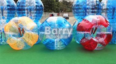 С определенными размерами человеком красочный футбольный мяч пузыря хомяка для футбола