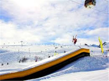 Изготовленная на заказ на открытом воздухе большая раздувная воздушная подушка скачки с пандусом для кататься на лыжах или эффектное выступление велосипеда Бмкс или ФМС