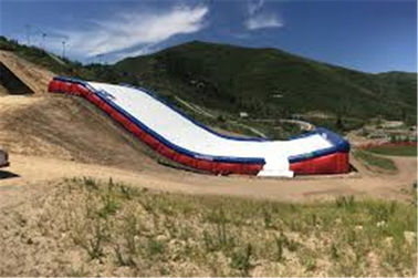 Изготовленная на заказ на открытом воздухе большая раздувная воздушная подушка скачки с пандусом для кататься на лыжах или эффектное выступление велосипеда Бмкс или ФМС