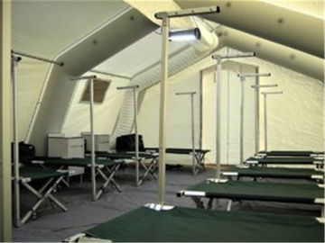 На открытом воздухе портативным загерметизированное воздухом медицинское раздувное укрытие шатра для аварийного события