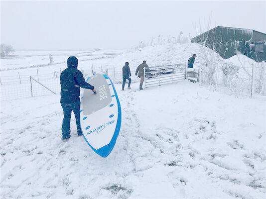 Доска МАЛЕНЬКОГО ГЛОТКА голубой эпоксидной смолы раздувная для парка снега