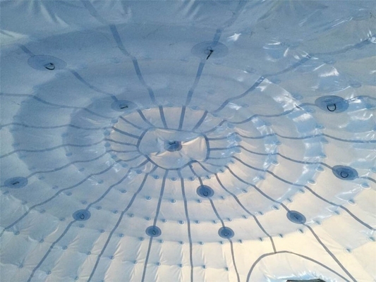 На открытом воздухе располагаясь лагерем шатер пузыря Кристл шатра купола семьи раздувной ясный