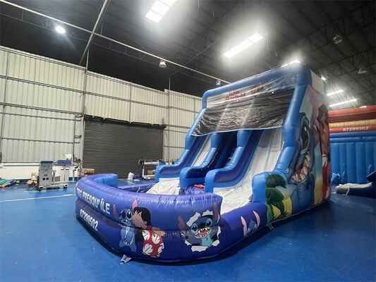 Надувная горка на три полосы с тематикой "Лило и Стич" -- детская водная горка коммерческого класса.