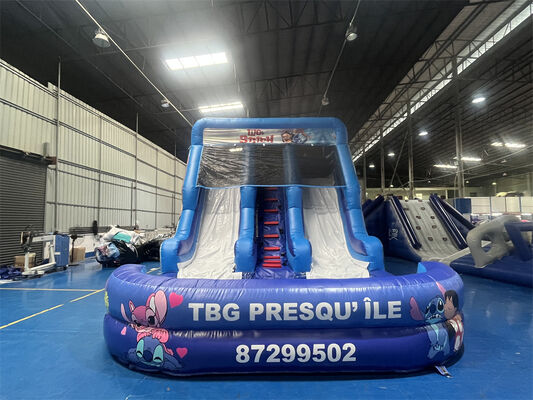 Надувная горка на три полосы с тематикой "Лило и Стич" -- детская водная горка коммерческого класса.