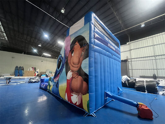 Надувная горка на три полосы с тематикой "Лило и Стич" -- детская водная горка коммерческого класса.