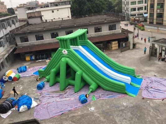 Multicolor раздувной замок крупного плана хвастуна водных горок комбинированный